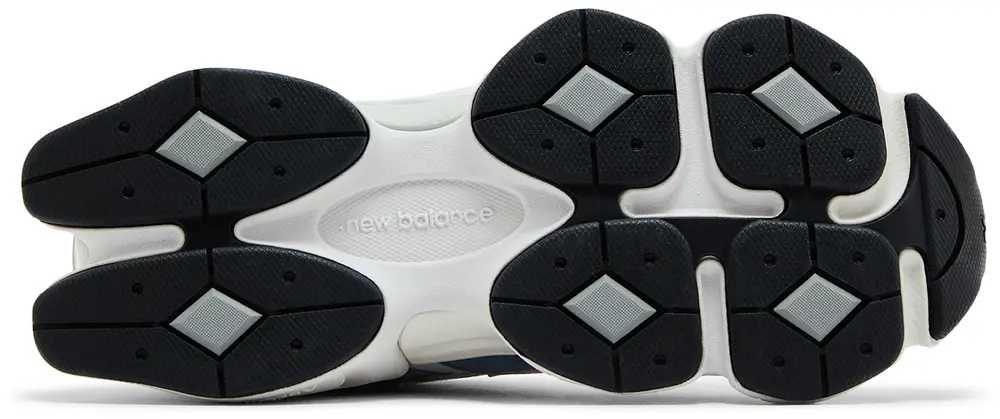 Sneakerii de alergare Nike sunt noi