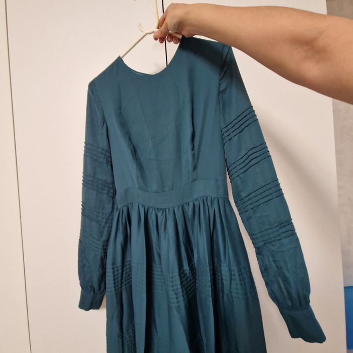 Продам два длинных платья.