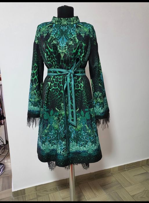 Rochie green animal print cu pene, frumoasă și stilata,in forma de A;