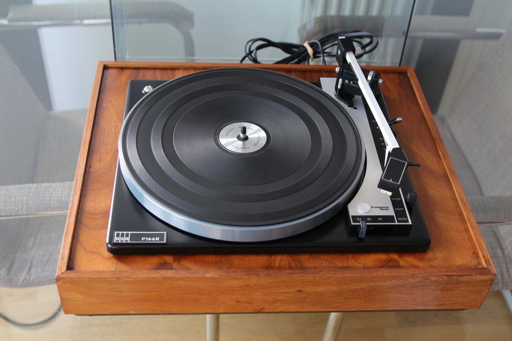 Pick-up englezesc automat BSR P144R din 1974 complet revizuit.