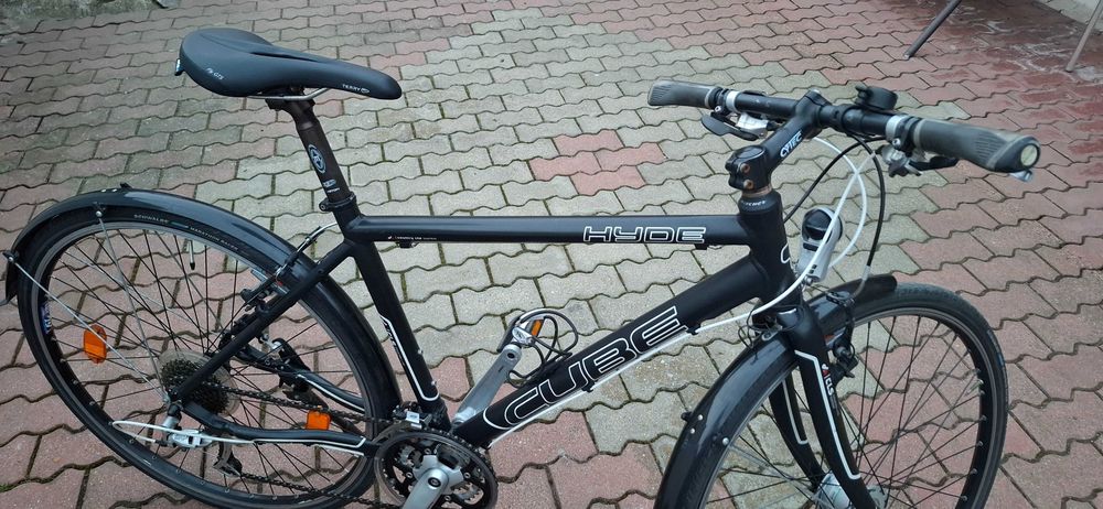 Bicicleta oras/naveta Cube Hyde Aluminiu, marimea 50, 3x8v SRAM, roti 28" cu dinam butuc fata,