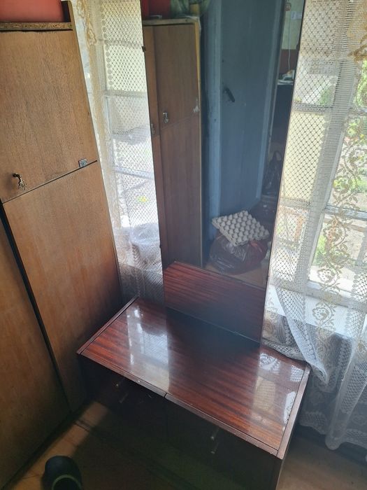 Продам трюмо с зеркалом