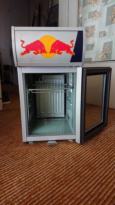 Рекламен минибар Red Bull