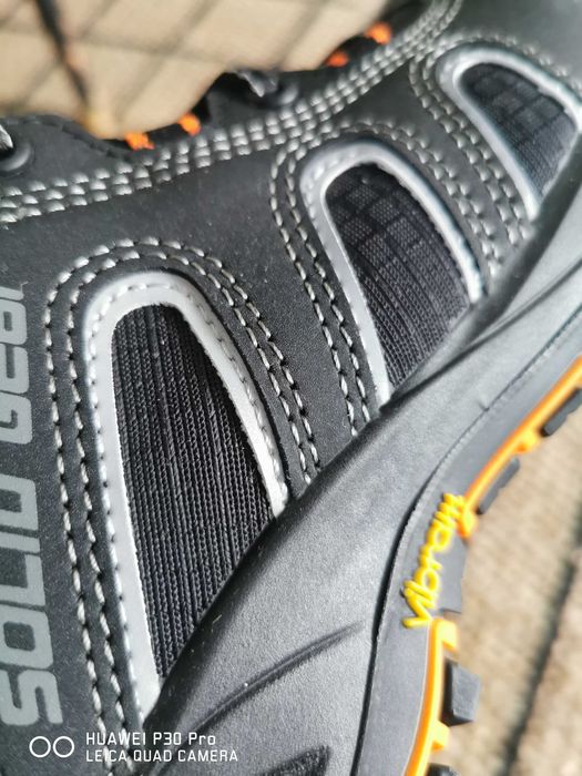 Solid gear safety shoes