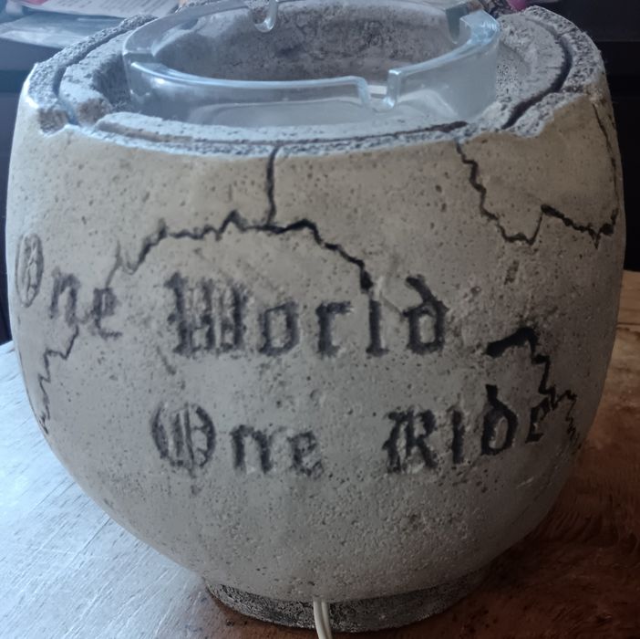 Продавам нощна лампа,череп пепелник.