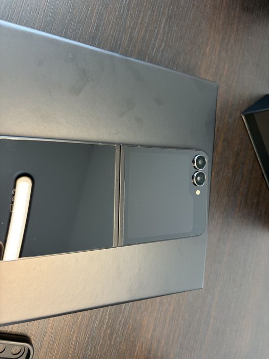 Samsung Galaxi Z Flip 7 FE 256RAM 8GB perioada funcționare 7 luni pret ușor negociabil!