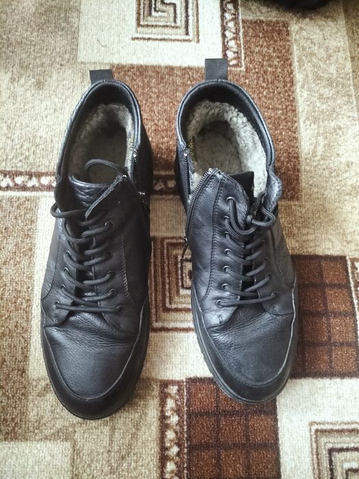 Продам. кожаные внутри цигейка