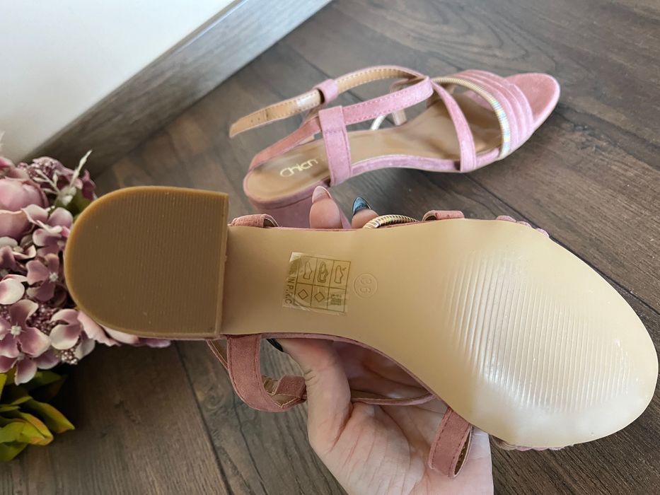 Нежни сандали с нисък ток