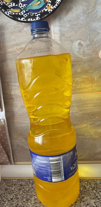 Vând ulei de floarea soarelui presat la rece. Garantez calitatea!