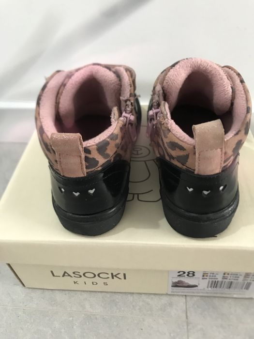 Vand ghete LASOCKI pentru fetite, marimea 28, aproape noi.