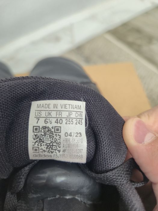 кроссовки — Adidas Advantage Base 2.0.