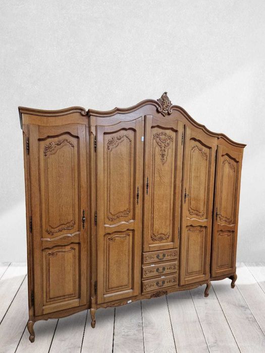 Невероятно резбован петкрилен гардероб от бял дъб в стил “ЛУИ XV”