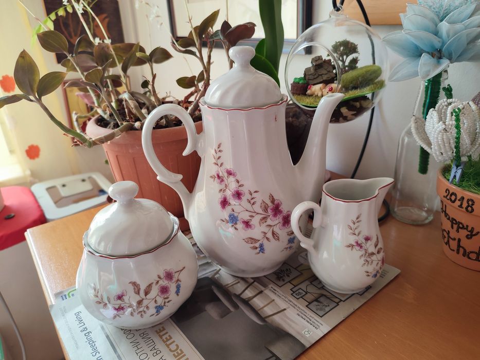 Порцеланови чинии и съдове