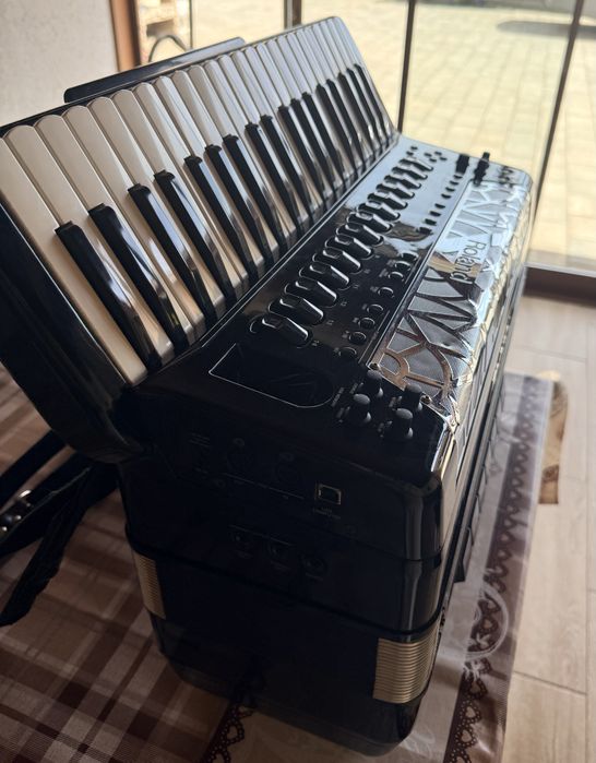 Vand/ Schimb acordeon Roland fr 8 x