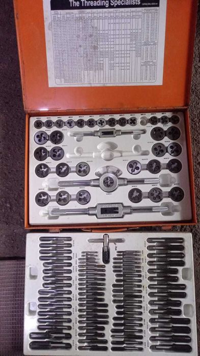 Набор качественных  метчиков  и  плашек  с  держателями.