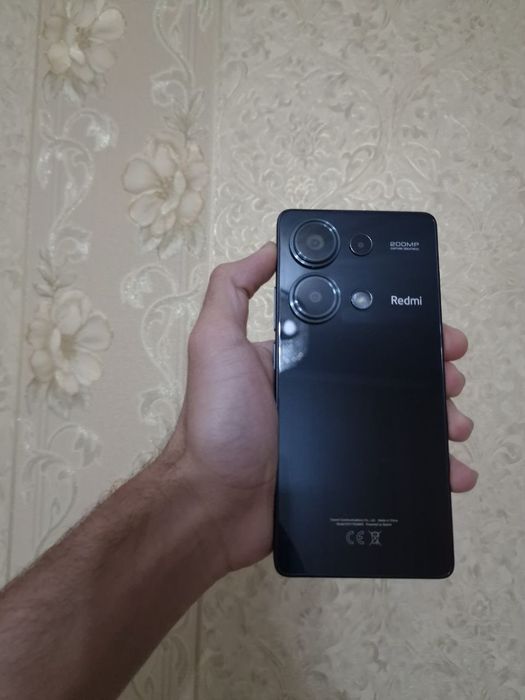 Redmi note 13 pro  ideal holatda qirilgan chizilgan joylari umuman yoq