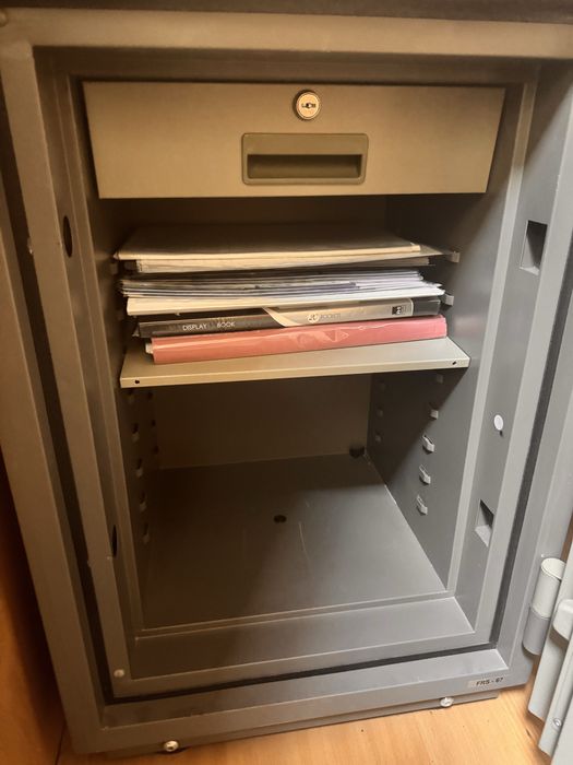 Продаётся сейф металлический