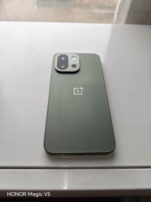 OnePlus 13s компактный смартфон