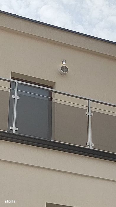 Casă  cu două apartamente și spațiu comercial,parter,etaj,etaj retras