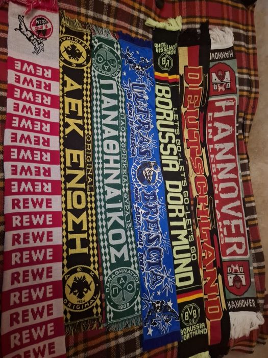 Продавам много футболни шалове