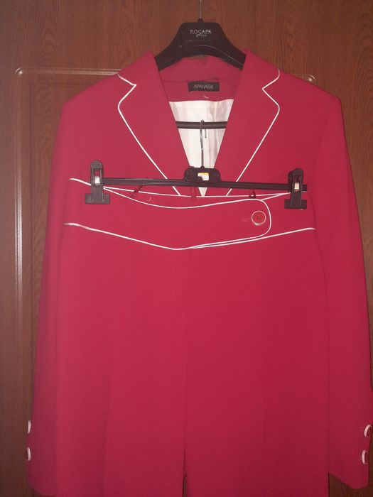 Продавам дамски костюм на АPANGE