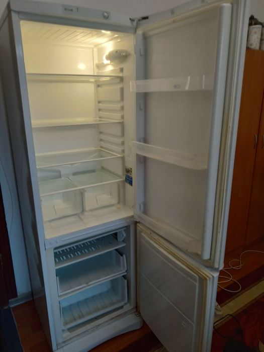 Продам холодилник Индезит