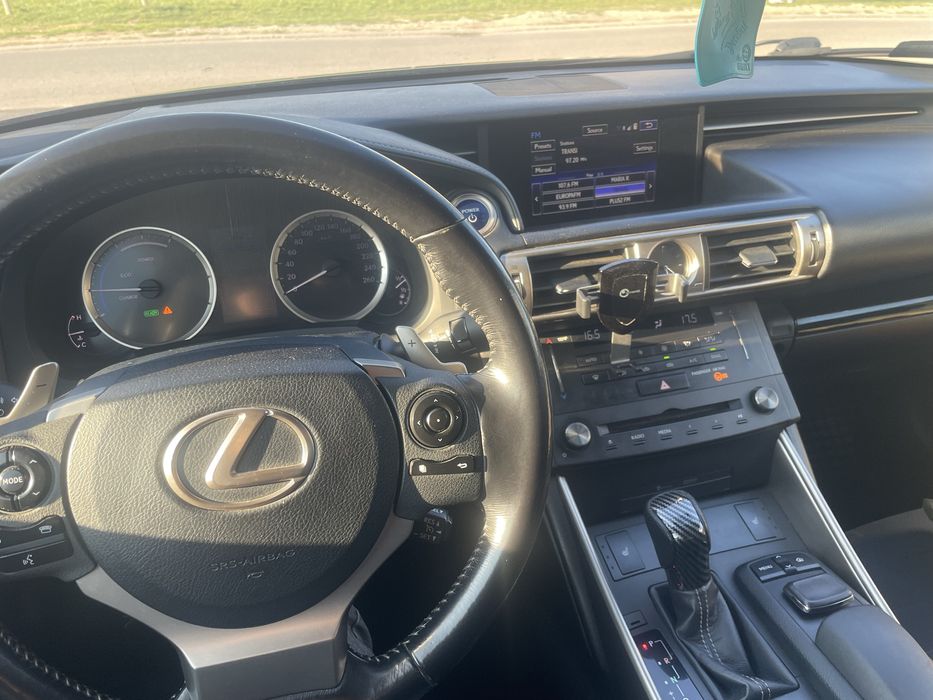 Lexus IS300h 2016