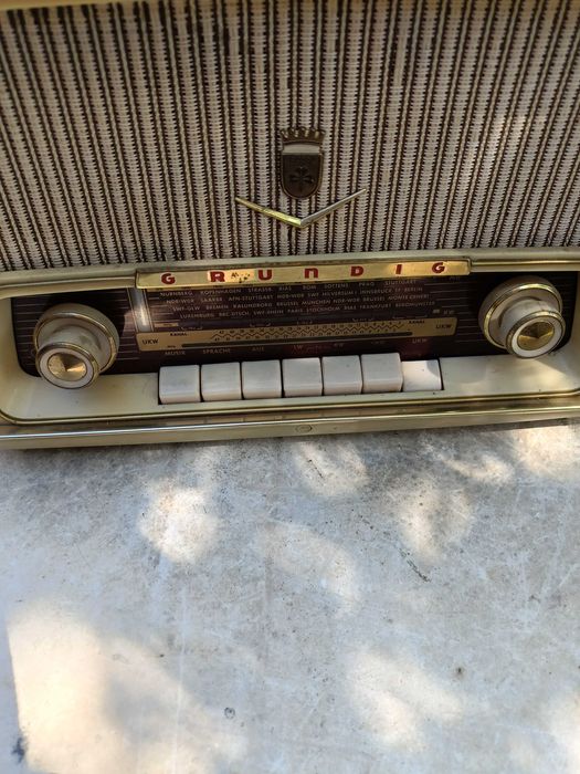 Лампово радио "Grundig", отлично състояние, УКВ, работещо.
