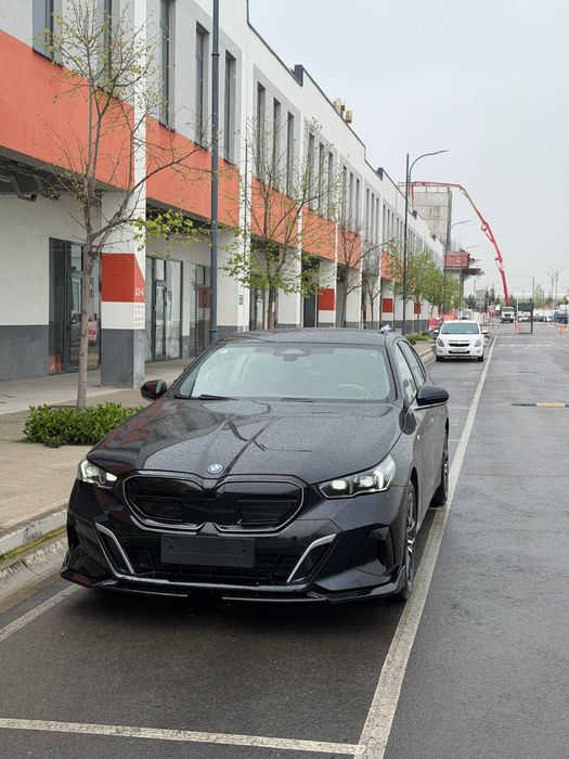 Bmw i5 40l 713km zapas xod 2025-Yil 5.000Km +dop option Tv Hud Obves