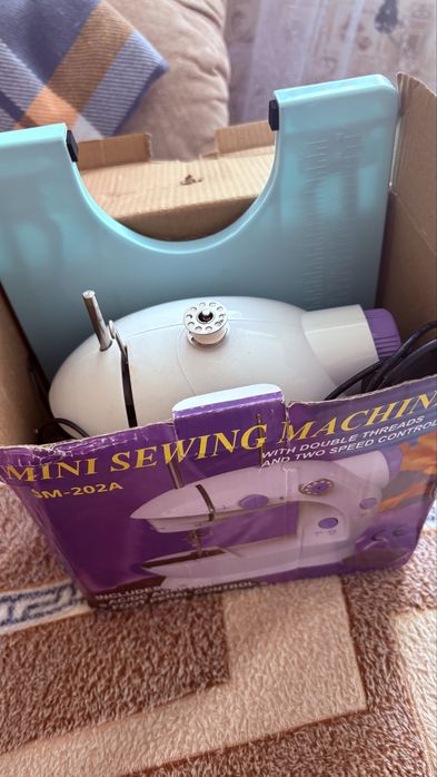 Продам мини швейную машинку