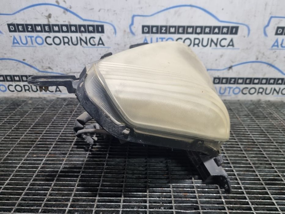 Десен фар Toyota RAV 4 II 2002 - 2006 SUV 4 врати (1211)