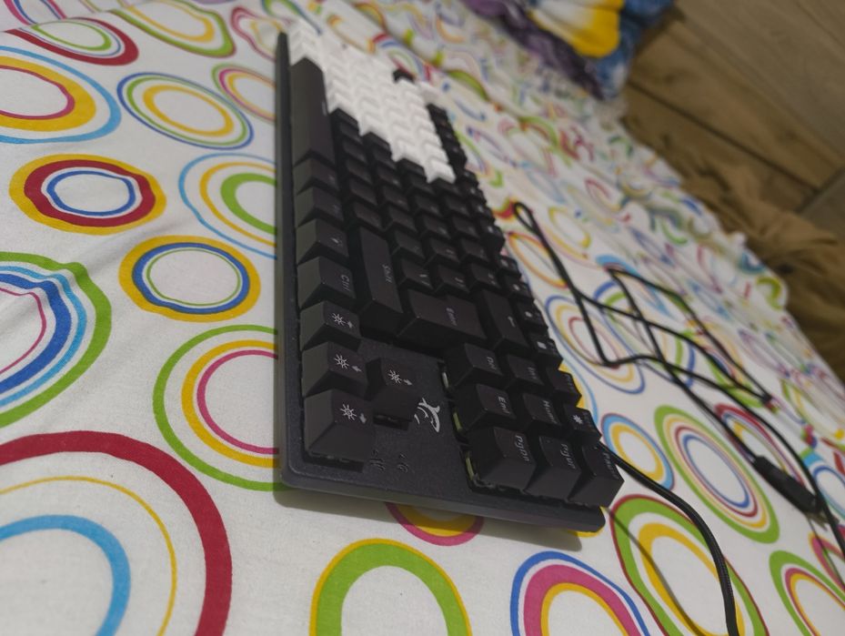 Механична клавиатура WHITE SHARK  50/50 черни и бели капачки,сини слич