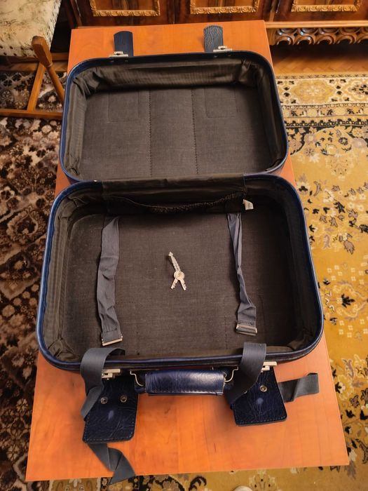 Geamantan vintage din piele, stil anii ’80, cu cheie