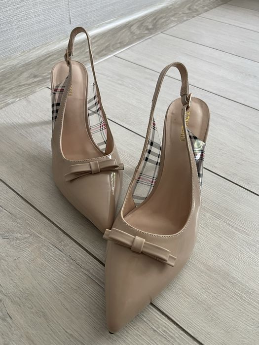 Туфли-лодочки бежево цвета