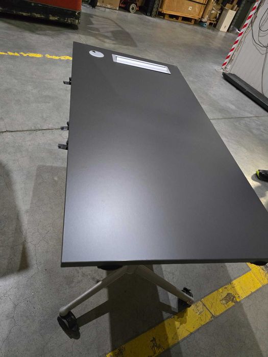 Продавам ОФИС БЮРО Steel Case 160см, с накланящ се плотр на колелца