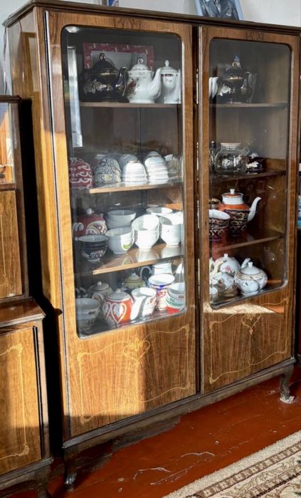 Продается антикварный сервант из красного дерева