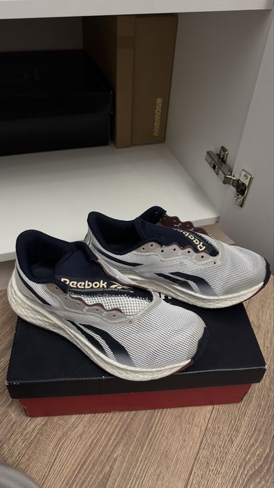 Продам беговые кроссовки reebok