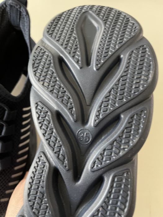 Кроссовки  35 размер новые