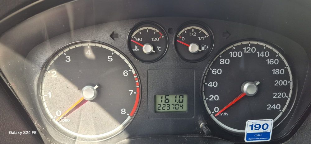 Vând mașina Ford focus