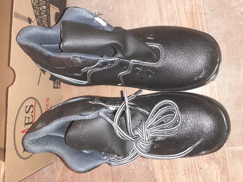 Продам спец ботинку