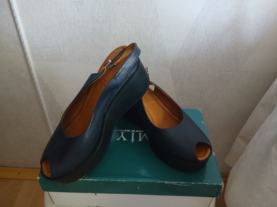 Продам босоножки