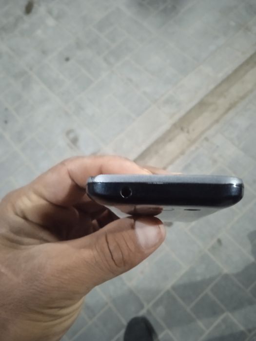 Samsung dous  ishlashi yaxshi aybi ekranda qorasi bor