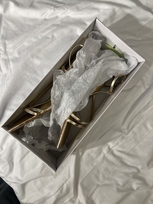 Златисти обувки на ток