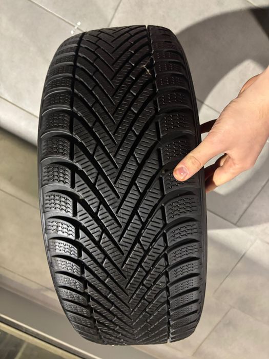 Vând anvelope iarna pirelli 225 50 17