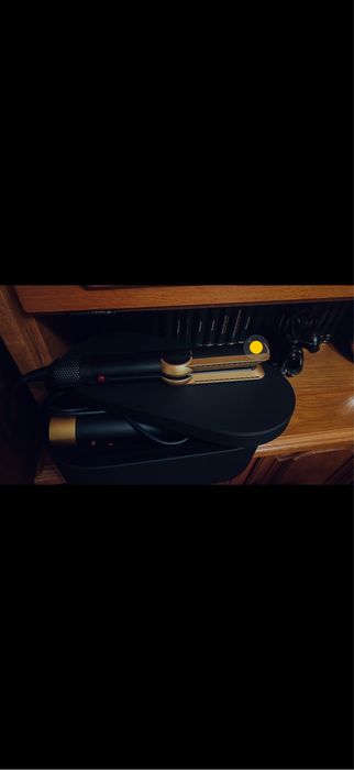 Dyson Airstrait -Dyson Multistyler HS05