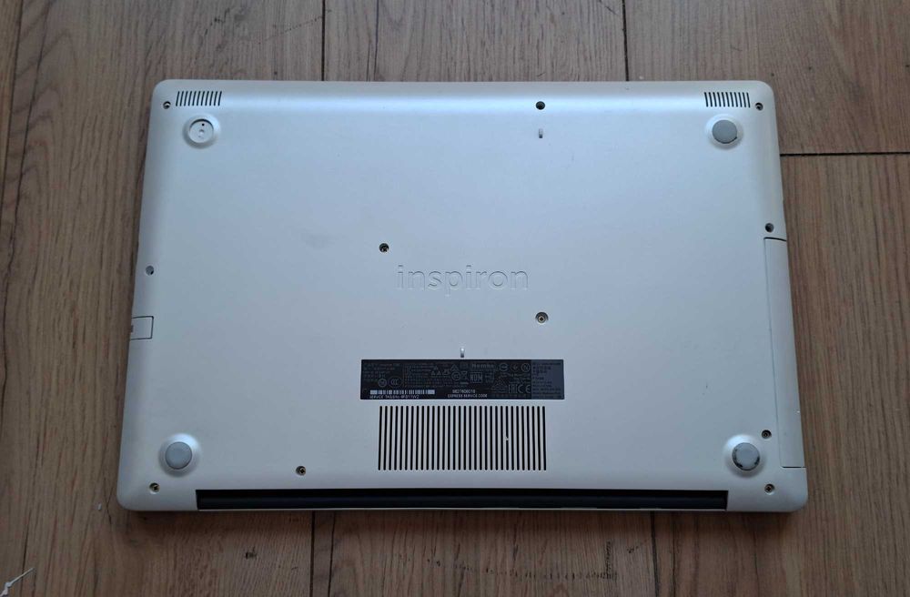 15.6' Dell Intel Core i5-8265u/12GB/AMD Radeon 520 2GB GDDR5/256GB SSD