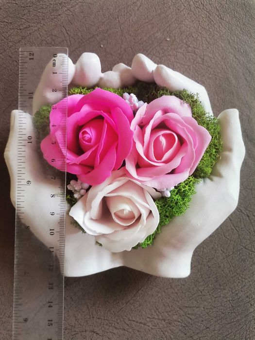 Красив сувенир от гипс с декорация рози
