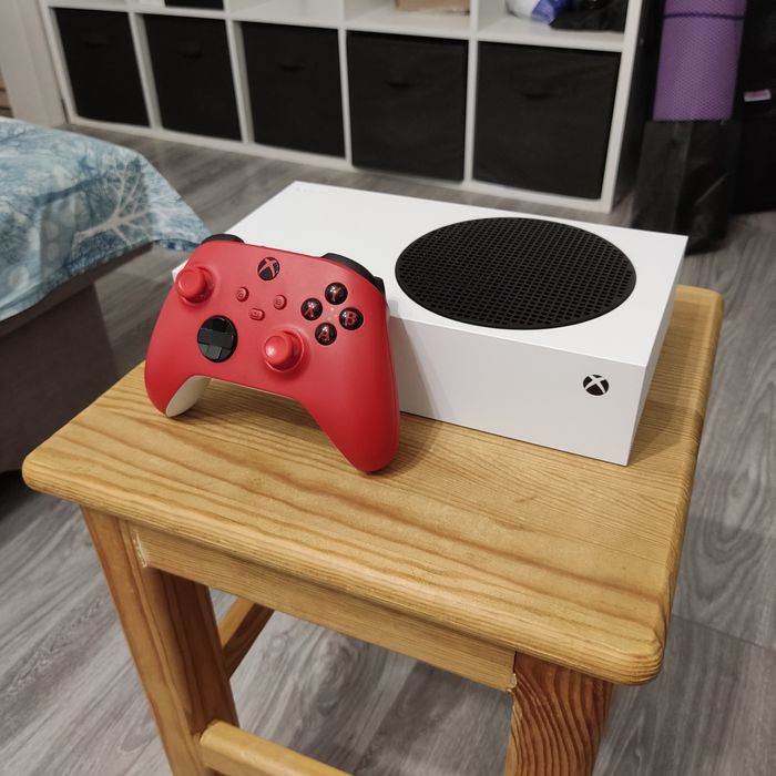 Xbox series s + Xbox gamepad pulse red