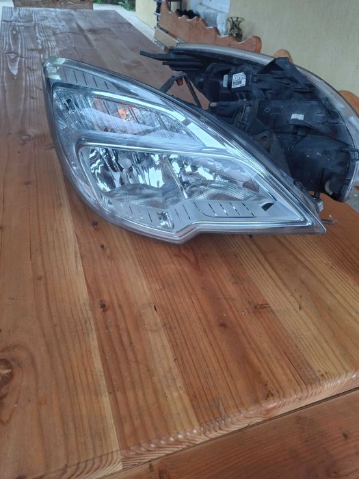 Фарове  ляф и десен за опел мерива 2010-2016г в добро състояние