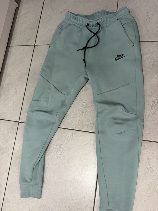 Оригинално долнище на tech fleece чисто ново е и го продавам защото не ми става
